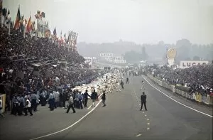Lemansbook Gallery: 1969 Le Mans 24 hours: All the drivers make the traditional running start