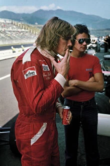 1976 F1 Season Collection: 1976 Japanese Grand Prix: James Hunt with 500cc motorcycle rider Barry Sheene, portrait