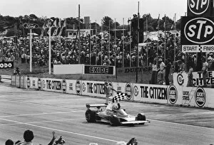 1976 F1 Season Gallery: 1976 South African Grand Prix: Niki Lauda, 1st position, takes the chequered flag, action
