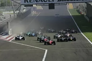 Images Dated 30th September 2005: 2005 GP2 Series - Bahrain: Ernesto Viso leads the field away from the start. Action