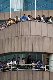 Images Dated 16th November 2003: 50th Macau Grand Prix: The Macanese people take advantage of the high buildings to watch the grand