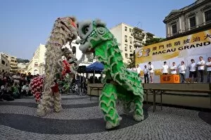 Images Dated 16th November 2005: 52nd Macau Grand Prix: Chinese dragon dance