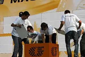 Images Dated 16th November 2005: 52nd Macau Grand Prix: The F3 drivers assemble a Macau jigsaw