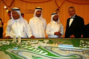 Images Dated 1st April 2004: A1 Grand Prix Launch: VIPs and guests with a model of the brand new Dubai racing circuit
