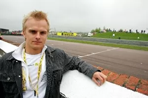 Thruxton Gallery: British Formula Renault: Heikki Kovalainen watches the Formula Renault session
