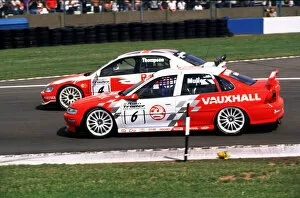 British Touring Car Championship 2000 James Thompson (Honda Accord) challenges Yvan Muller (Vauxhall Vectra) Donnington