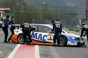 Images Dated 29th March 2005: DTM Pre-Season Testing: Opel mechanics push the car of Marcel Fassler, Opel Performance Center
