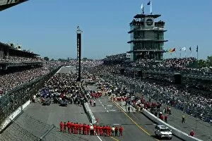 Images Dated 27th May 2002: The fans and drivers salute Memorial Day at the Indianapolis 500