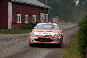 Finland Gallery: FIA World Rally Championship: Henning Solberg, Peugeot 307 WRC, on Stage 2