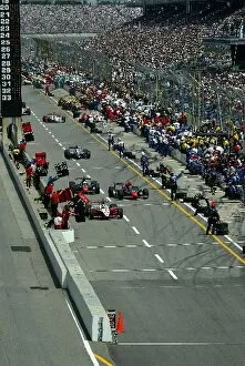Images Dated 27th May 2002: The first round of pit stops at the Indianapolis 500: Indianapolis 500, Indianapolis, USA