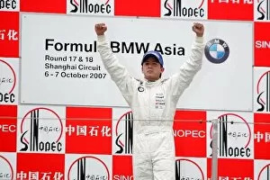 Shanghai International Circuit Gallery: Formula BMW Asia: Race 2 winner Sebastian Saavedra on the podium