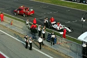 Images Dated 25th November 2004: Formula One Testing: The car of Enrique Bernoldi BAR Honda 006 breaks down