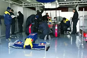 Images Dated 26th January 2005: Formula One Testing: Engineers work on the car of David Coulthard Red Bull Racing RB01