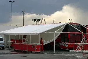 Images Dated 17th April 2008: Formula One Testing: Ferrari begin to pack away