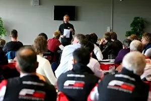 Images Dated 5th May 2009: Formula Two Testing: Jonathan Palmer talks to the drivers at the first official F2 test