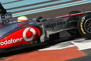 Yas Marina Circuit Gallery: Formula One Testing: Oliver Turvey McLaren MP4 / 25