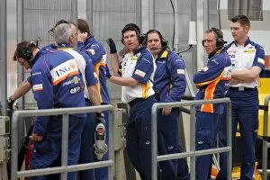 Valancia Gallery: Formula One Testing: Renault mechanics watch the new car being put through its paces