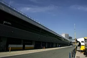 Images Dated 18th January 2007: Formula One Testing: The shutters are down on the Renault garage