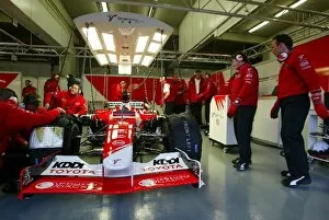 Images Dated 9th December 2003: Formula One Testing: Toyota garage: Formula One Testing, Jerez, Spain, 9-11 December 2003