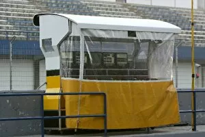 Images Dated 16th January 2007: Formula One Testing: An unbranded Renault pit gantry