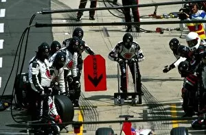 Fuel Collection: Formula One World Championship: BAR mechanics await the arrival of tenth placed Jacques Villeneuve