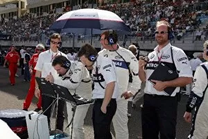 Images Dated 12th March 2006: Formula One World Championship: BMW Sauber engineers on the grid