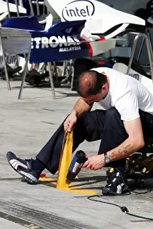 Images Dated 8th March 2006: Formula One World Championship: BMW Sauber mechanic removes some taping in the pits
