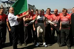 2005 Gallery: Formula One World Championship: Bob McKenzie Journalist is waved off by Ron Dennis McLaren Team