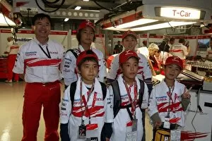Fuji International Speedway Gallery: Formula One World Championship: Children meet the Toyota team