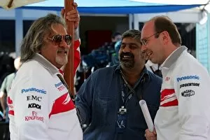 Images Dated 20th March 2007: Formula One World Championship: Dr. Vijay Mallya CEO Kingfisher talks with Andy Fuchs Toyota
