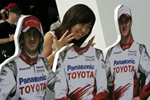 Shanghai International Circuit Gallery: Formula One World Championship: Fans in the Toyota merchandise area