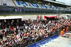 Images Dated 9th September 2010: Formula One World Championship: Fans wait for the autograph signing session in the pits