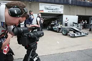 Circuit Ile Notre Dame Gallery: Formula One World Championship: FOM Cameraman using a 3D Camera in the pitlane