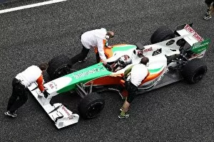 Images Dated 12th February 2010: Formula One World Championship: Force India F1 Team mechanics come to the aid of Adrian Sutil