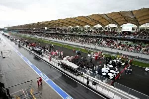 Images Dated 5th April 2009: Formula One World Championship: The grid as the race is stopped
