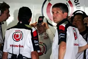 Images Dated 8th September 2006: Formula One World Championship: Honda have a meeting as Anthony Davidson Honda F1 Racing Test