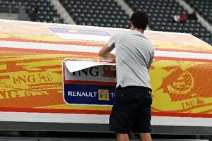 Images Dated 1st October 2009: Formula One World Championship: ING branding removed from Renault pit gantry