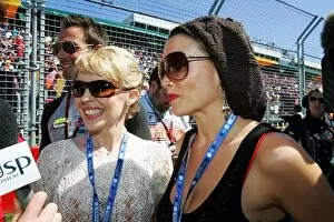 Images Dated 18th March 2007: Formula One World Championship: Kylie Minogue with sister Dannii on the grid