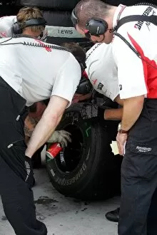 Images Dated 4th April 2009: Formula One World Championship: McLaren and Bridgestone engineers with a tyre