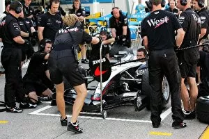 Images Dated 14th October 2004: Formula One World Championship: The McLaren team practice pitstops
