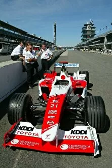 Images Dated 25th September 2003: Formula One World Championship: Mechanics and a Toyota TF103 in the Indianapolis pitlane