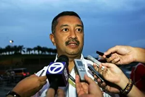 Images Dated 5th April 2009: Formula One World Championship: Mokhzani Mahathir, Sepang International Circuit talks with