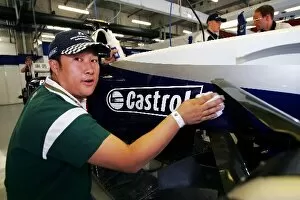 Images Dated 24th September 2004: Formula One World Championship: Mr Ma Castrol competition winner, with the Williams team