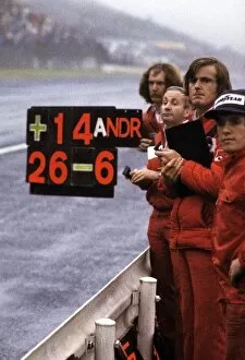 Images Dated 6th November 2003: Formula One World Championship: A pit board is held out for third placed World Champion James Hunt