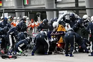 Images Dated 5th April 2009: Formula One World Championship: Pitstop for Nico Rosberg Williams FW31