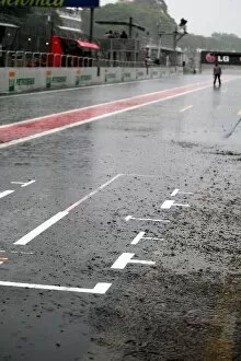 Images Dated 17th October 2009: Formula One World Championship: Rain falls in the pits