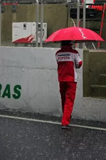 Images Dated 17th October 2009: Formula One World Championship: Rain in the pits