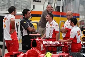 Fuji International Speedway Gallery: Formula One World Championship: Red Bull and Ferrari mechanics