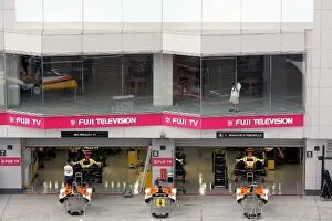 Fuji International Speedway Gallery: Formula One World Championship: Renault pit
