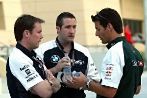 Images Dated 1st April 2004: Formula One World Championship: Sam Michael Williams Chief Operations Engineer chats with Mark